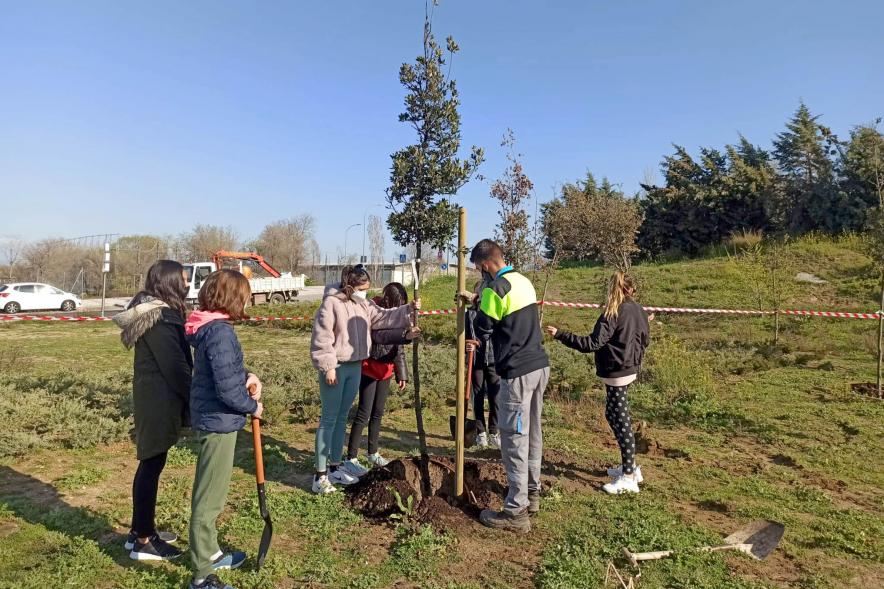 Alumnos del SEIS Aldebarán V. plantando un árbol.