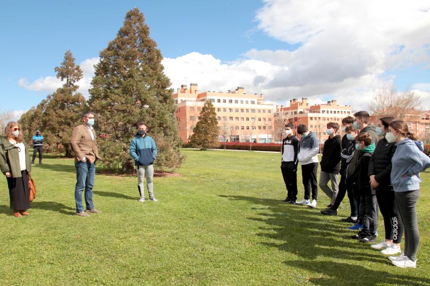 Vista general de los participantes en la plantación de arboles.