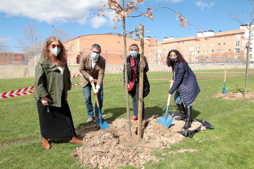 Representantes del consistorio en un momento de la planta de arboles. 