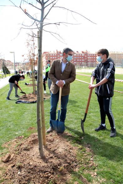 Alcalde Rafael Sánchez alumno del SEIS Aldebarán V. plantando un árbol.