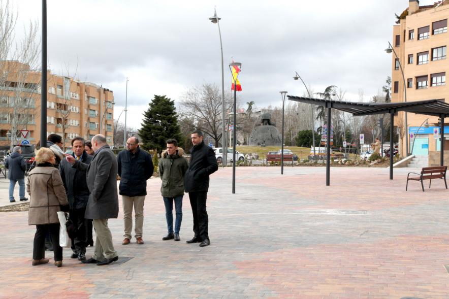 Visita Plaza Bulevar Salvador Allende esquina Calle Libertad - Imagen del alcalde García de Vinuesa visitando Plaza Bulevar Salvador Allende esquina Calle Libertad acompañado de otras personas.