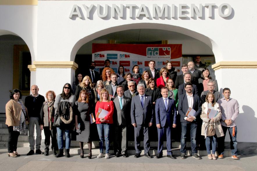 Plenario de Alcaldes de la Red de Infancia y Adolescencia (RIA) - Posado grupal de autoridades  y representantes juveniles.