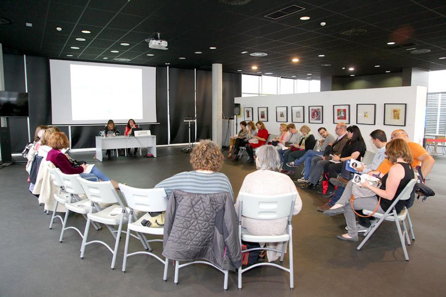 Plenario de Mujer e Igualdad de Oportunidades - Panorámica del salón con las ponentes y las asistentes.