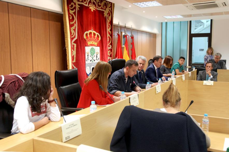 Plenario de Alcaldes de la Red de Infancia y Adolescencia (RIA) - Imagen lateral de la mesa principal.