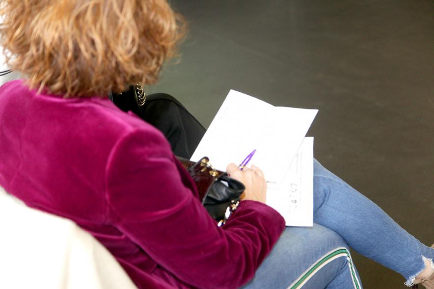 Plenario de Mujer e Igualdad de Oportunidades -  Primer plano del cartel inclusivo.
