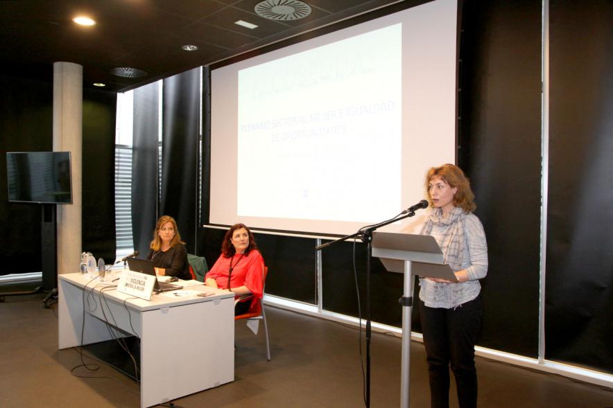 Plenario de Mujer e Igualdad de Oportunidades - Imagen central de la mesa, el atril con las ponentes.