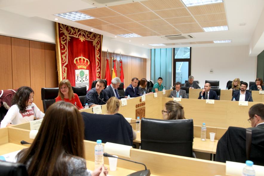 Plenario de Alcaldes de la Red de Infancia y Adolescencia (RIA) - Imagen lateral de las autoridades municipales.