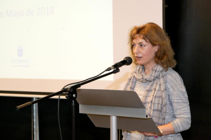 Plenario de Mujer e Igualdad de Oportunidades - Discurso desde el atril de una ponente.