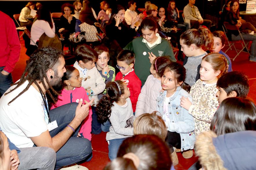 IIIer Plenario Infantil - Un grupo de niños con un monitor.