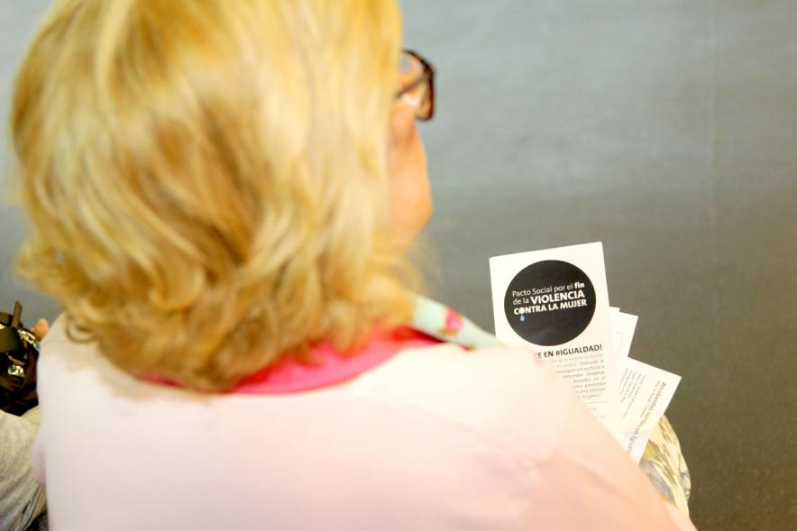 Plenario de Mujer e Igualdad de Oportunidades - Primer plano del cartel inclusivo.