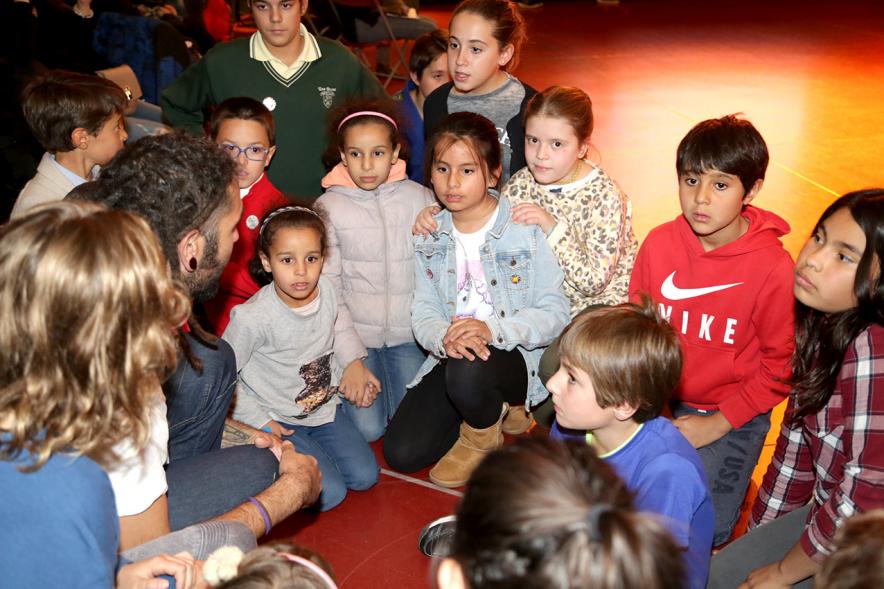 IIIer Plenario Infantil - Un grupo de niños con un monitor.