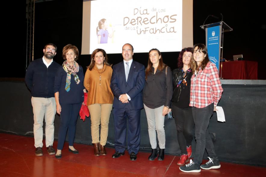 IIIer Plenario Infantil - Posado junto al cartel anunciante de los responsables.