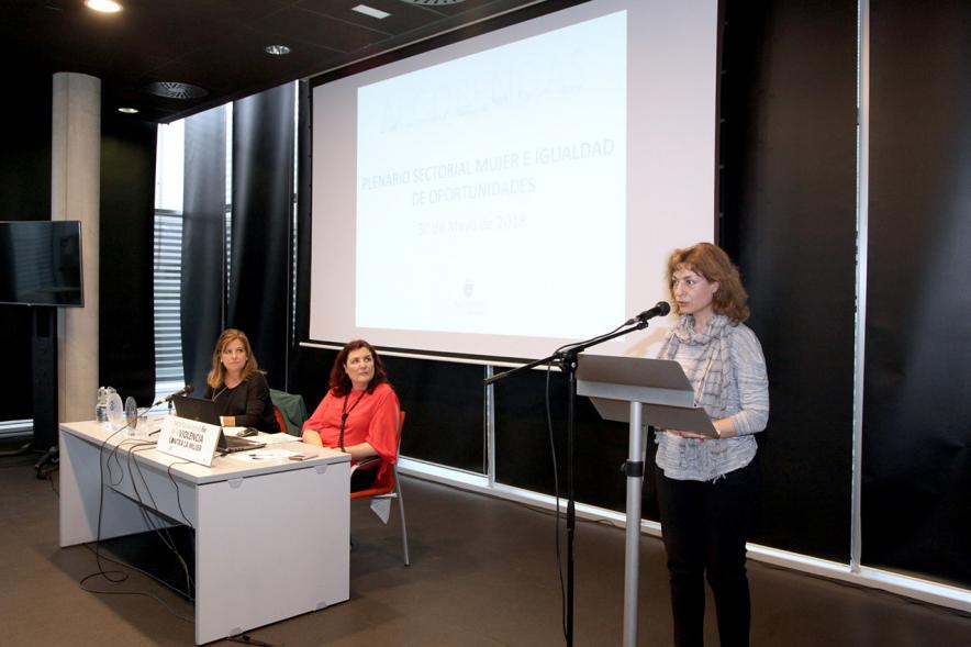 Plenario de Mujer e Igualdad de Oportunidades - Discurso desde el atril de una ponente.