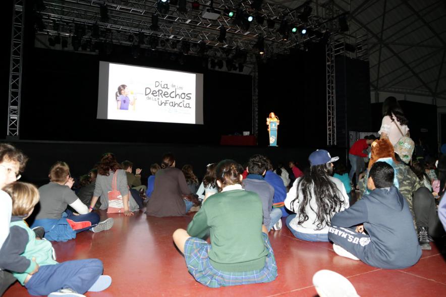 IIIer Plenario Infantil -  Explicación del evento desde el escenario.