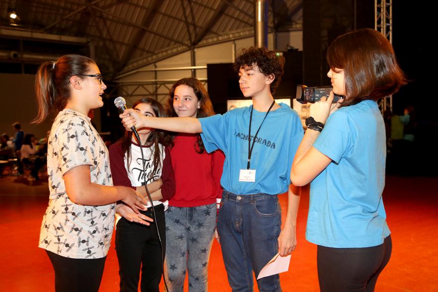 IIIer Plenario Infantil - Grupo de niños entrevistando.