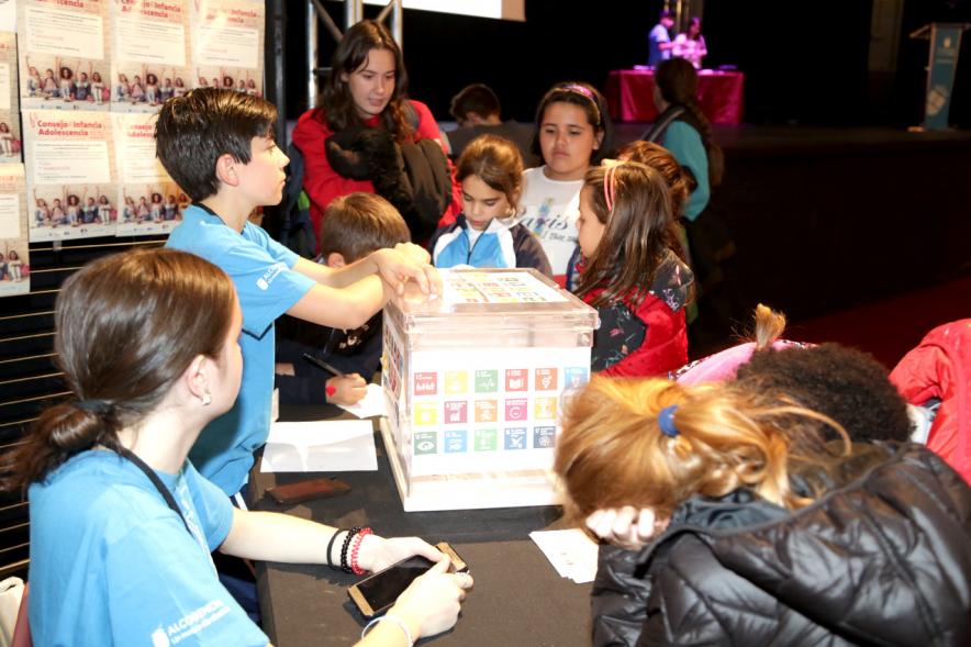 IIIer Plenario Infantil - Grupo de niños votando.