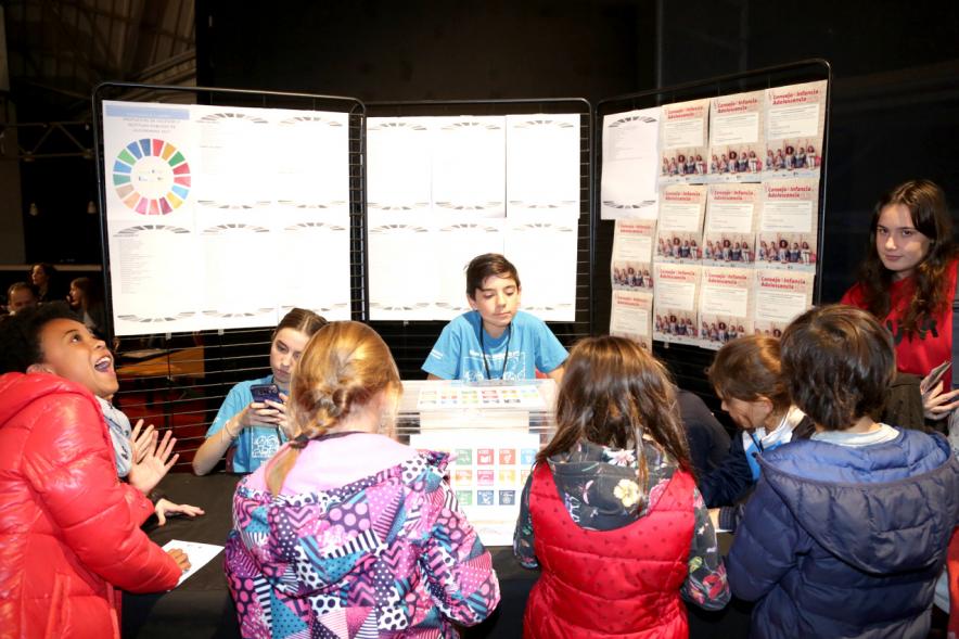 IIIer Plenario Infantil - Grupo de niños votando.