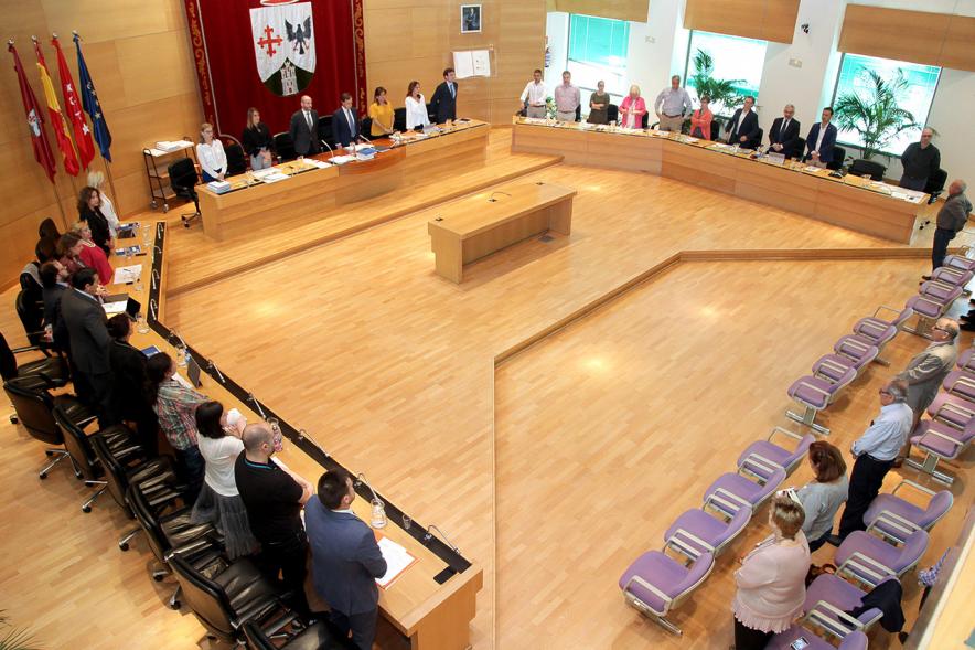 Vista cenital del salón de plenos con concejales en pie