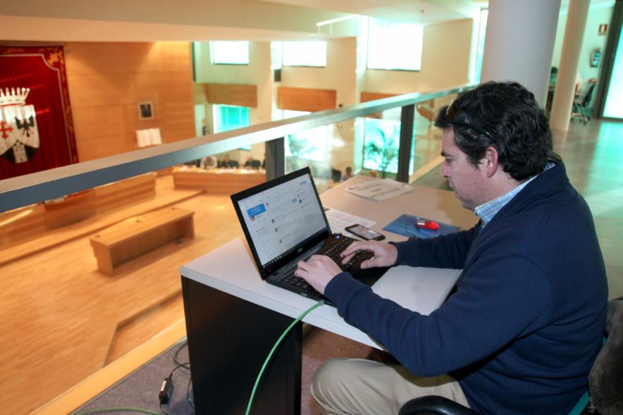 Funcionario dejando registro de la sesión plenaria
