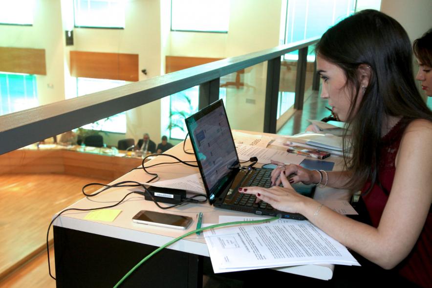 Funcionario dejando registro de la sesión plenaria