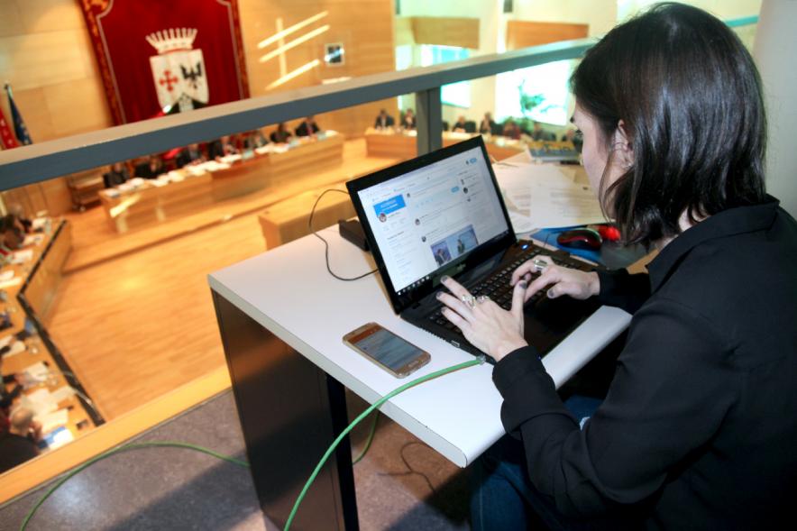 Funcionario dejando registro de la sesión plenaria