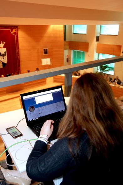 Funcionario dejando registro de la sesión plenaria