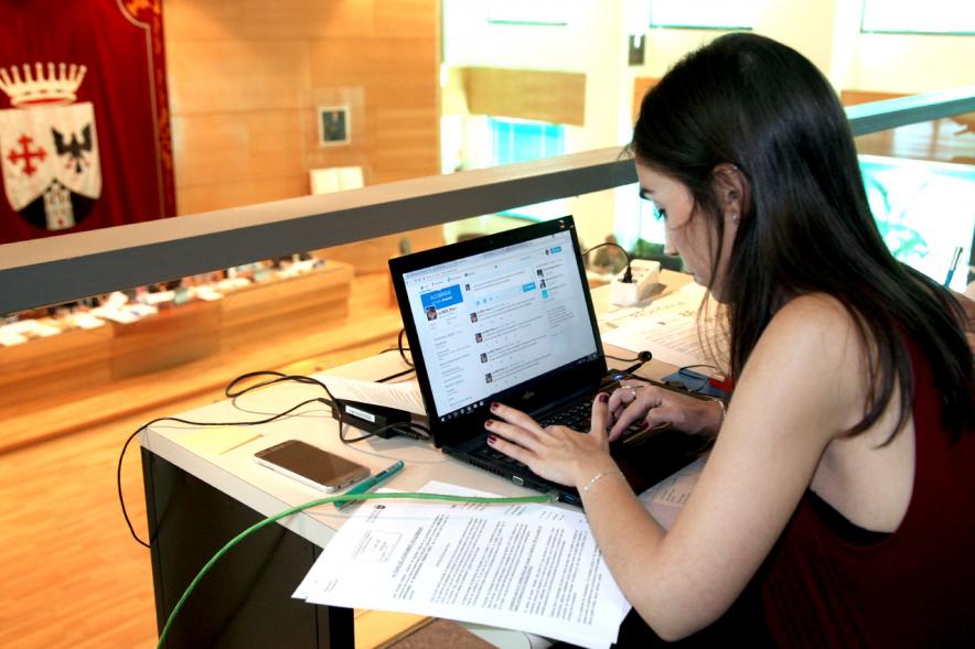 Funcionario dejando registro de la sesión plenaria