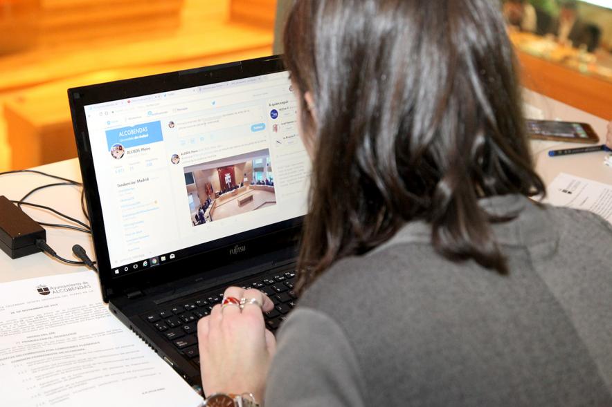Funcionario dejando registro de la sesión plenaria