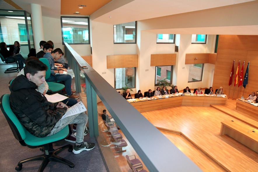 Jóvenes asistentes al pleno