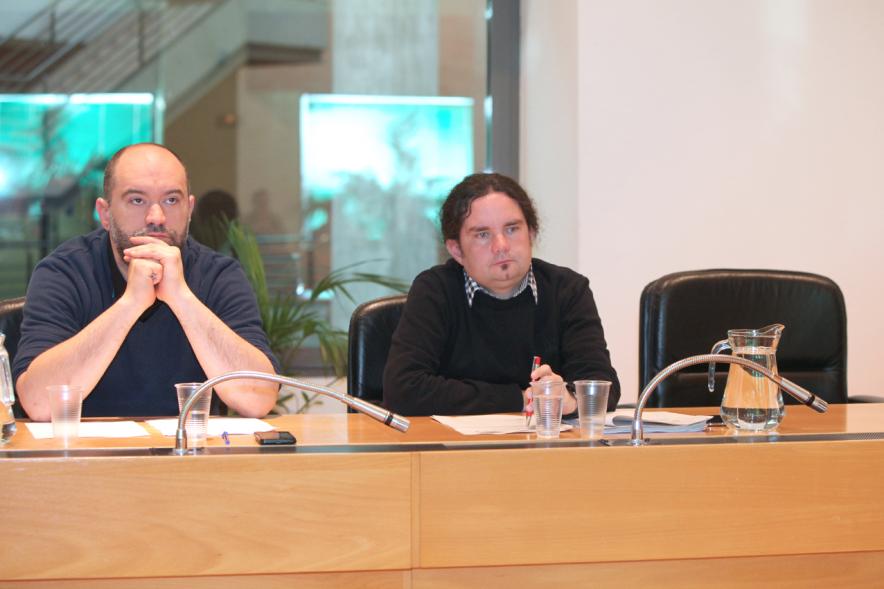 Concejales de Podemos durante el pleno con una silla vacía