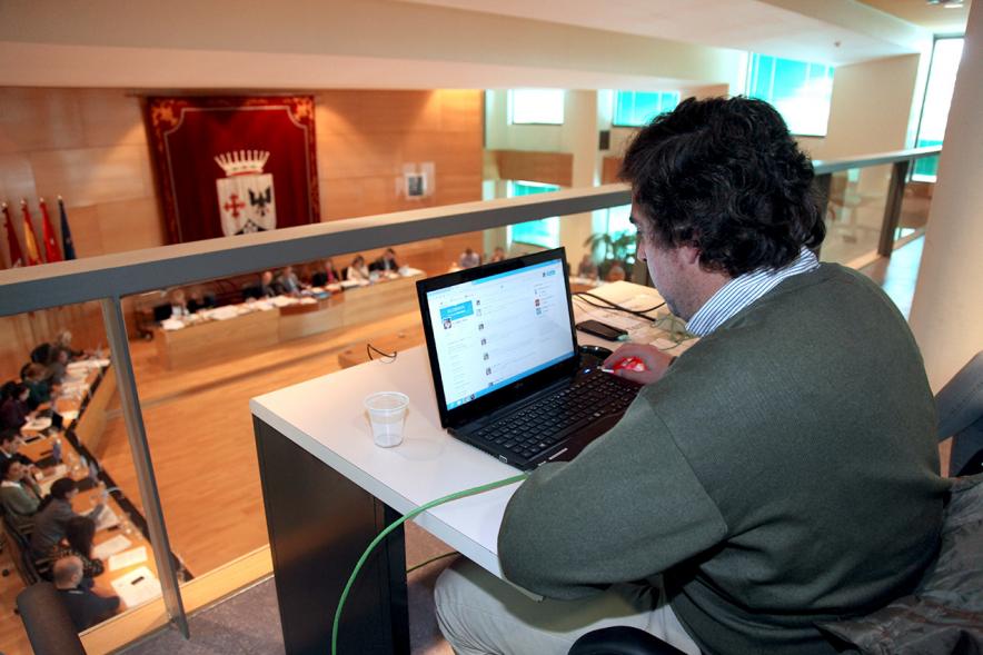 Funcionario dejando registro de la sesión plenaria