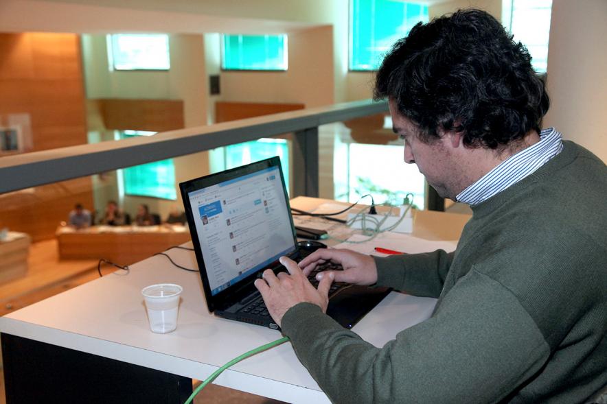 Funcionario dejando registro de la sesión plenaria