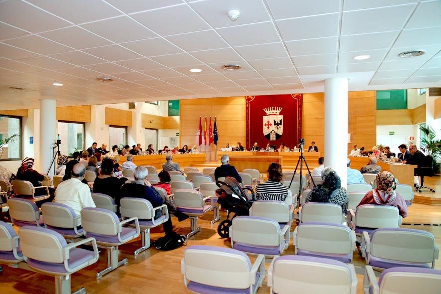 Sesión plenaria vista desde el fondo del salón de plenos