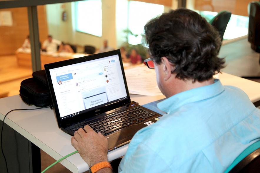 Funcionario dejando registro de la sesión plenaria