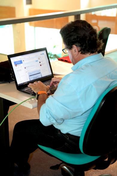 Funcionario dejando registro de la sesión plenaria