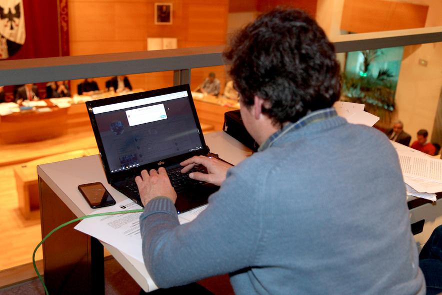 Funcionario dejando registro de la sesión plenaria