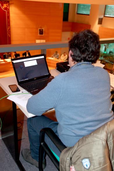 Funcionario dejando registro de la sesión plenaria