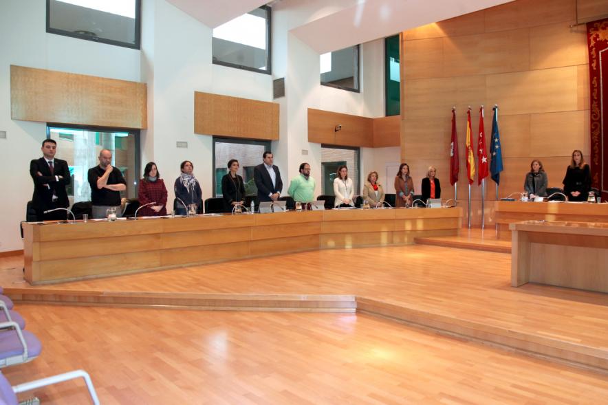 Concejales puestos en pie durante la sesión plenaria