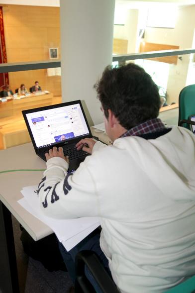 Funcionario dejando registro de la sesión plenaria