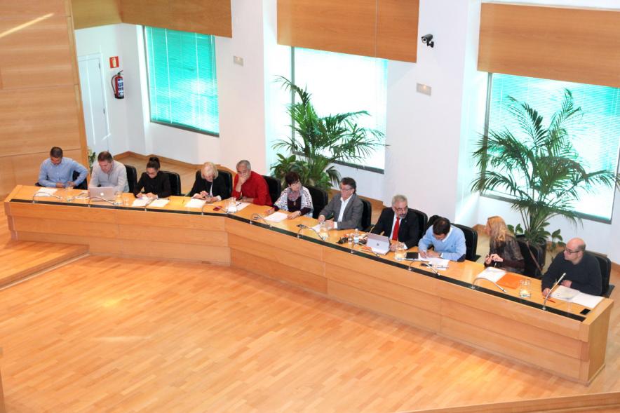 Vista cenital del lado derecho del salón de plenos con concejales