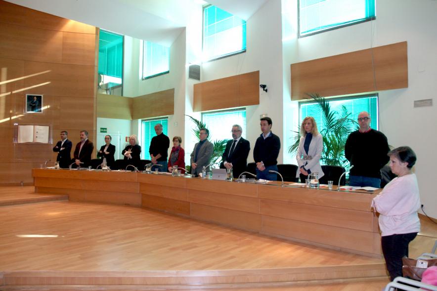 Concejales puestos en pie durante la sesión plenaria