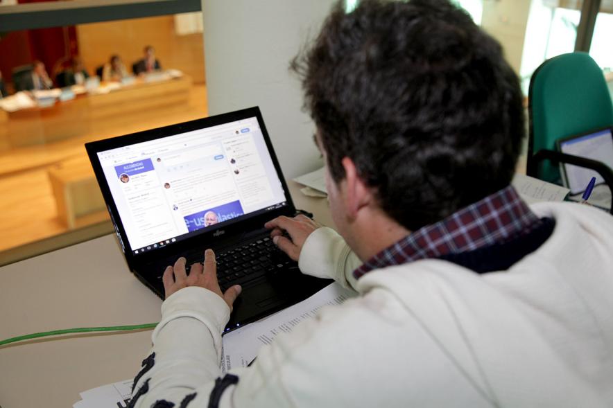 Funcionario dejando registro de la sesión plenaria