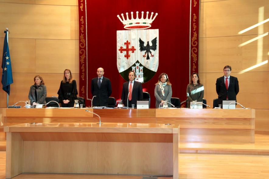 Junta de Gobierno Municipal en pie durante el pleno