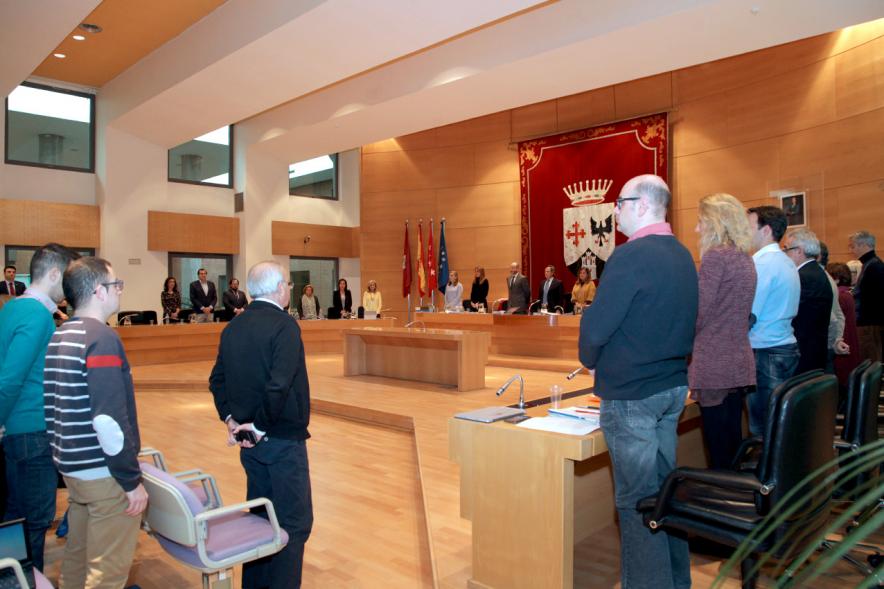 Asistentes al pleno en pie
