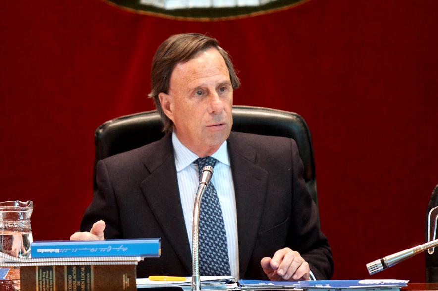 Alcalde García De Vinuesa durante la sesión plenaria