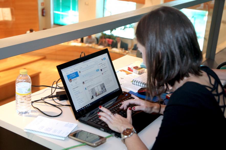 Funcionario dejando registro de la sesión plenaria