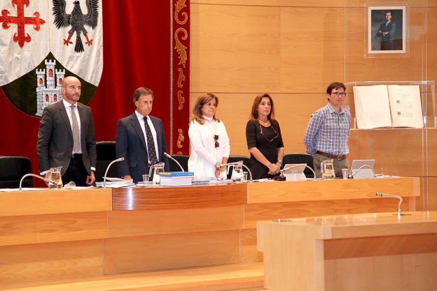 Junta de Gobierno Municipal en pie durante el pleno