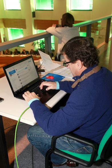 Funcionario dejando registro de la sesión plenaria