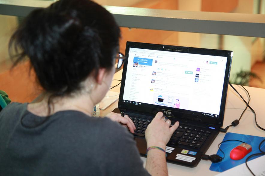 Funcionario dejando registro de la sesión plenaria