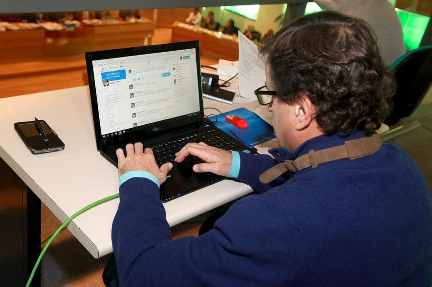 Funcionario dejando registro de la sesión plenaria